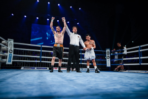 Rayito levanta los brazos en señal de triunfo.