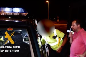 La Guardia Civil realiza un control de drogas.