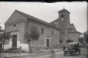 La iglesia  de Roquetas, donde se iba a celebrar la misa de difuntos del niño Luis. (Foto Domingo Fernández)