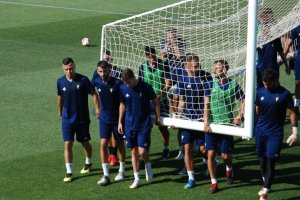 Los jugadores del Cádiz cargan con la portería.