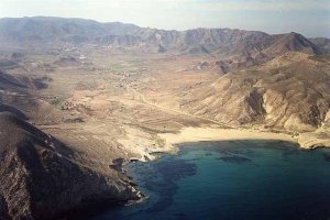 El aparcamiento público se ha propuesto para regular el acceso al Playazo de Rodalquilar.