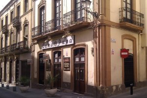 Una imagen de la fachada de Casa Puga en la calle Real
