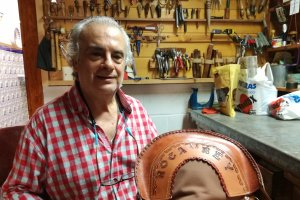 Magaña en su taller con el fundón que entregará a Roca Rey.