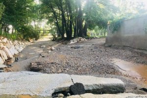 Destrozos causados por el agua en el centro del pueblo.