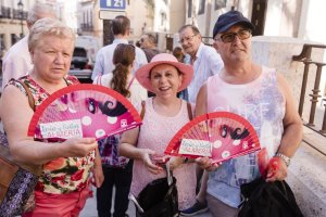 Este año se han repartido 25.000 abanicos de feria.