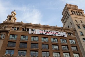 Pancarta colocada en el lugar del homenaje a las víctimas de los atentados en Barcelona.