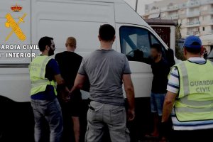 Detención de las personas presuntamente involucradas en el robo y venta.