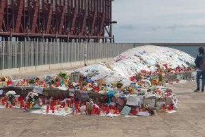 Los almerienses recuerdan la memoria del pequeño Gabriel en el monumento de La Ballena.