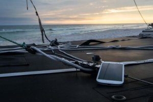 Móvil frente al mar.