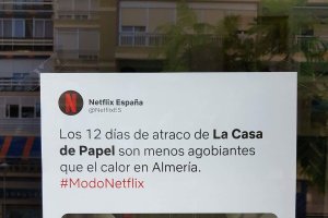 Cartel en un comercio de Almería (Foto: Cortesía de Cine en Serie).