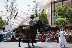 El arte de una bailaora y el caballo, en Puerta de Purchena para inaugurar la Feria del Mediodía.