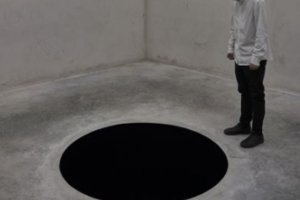 \'Bajada al limbo\' de Anish Kapoor.
