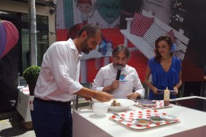 Emplatado del mormo de atún en escabeche, elaborado por Tony García, en la que participó el alcalde de Almería, Ramón Fernández Pacheco.