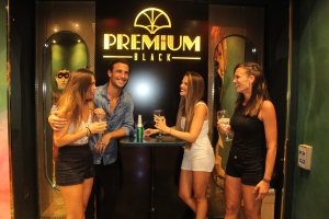 Jaime Astrain, imagen de Premium Black, junto a las hermanas Raisa, Teiga y Laura Carretero.