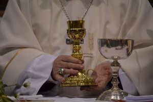 El vino,  junto al pan es uno de los elementos esenciales en la eucaristía.