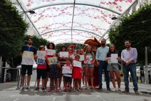 Foto de familia con los ganadores del concurso de dibujo.