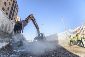 Momento del inicio de la demolición del muro en la mañana de este martes.