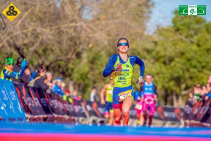 La campeona llegando a meta.