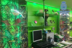 Interior de la asociación cannábica desmantelada.