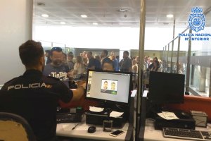 Un puesto de control de pasajeros en el aeropuerto de la Policía Nacional.