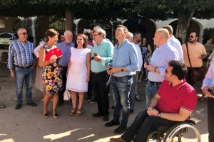 Adriana Lastra en la Plaza de la Constitución visitando el monumento a Los Coloraos.
