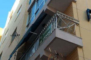 Imagen del balcón desde el que se ha precipitado la pequeña.