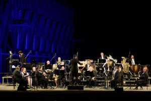 Piezas españolas y latinoamericanas fueron interpretadas por la Banda Municipal en el concierto de anoche a los pies del cargadero del mineral.