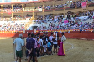 Ruiz Manuel recibe el homenaje de la Escuela Municipal Taurina.