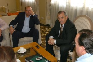 Alfonso García ante dos hombres que no le dieron la razón en todo: Flores y Juan Carrillo.