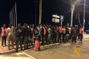 Llegada de los migrantes a la urbanización de Roquetas.