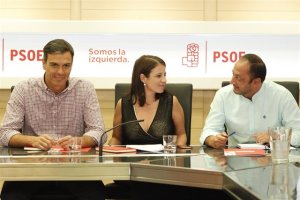 Lastra, en el centro, acompañada por el presidente del Gobierno, Pedro Sánchez (izquierda).