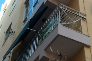 Imagen del balcón desde el que se ha precipitado la pequeña.