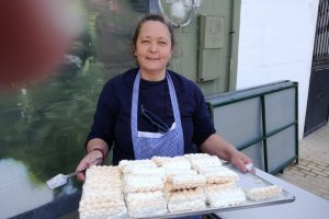 Mari Ángeles Pastor con una bandeja de merengues