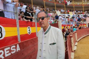 Jaime de Marichalar en la Plaza de Toros de Almería posando para los lectores de La Voz.