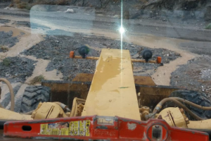 Excavadora arreglando los destrozos ocasionados por el temporal