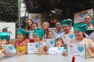 Todos los participantes del concurso de MiniChefs junto a los organizadores y el concejal, Carlos Sánchez.