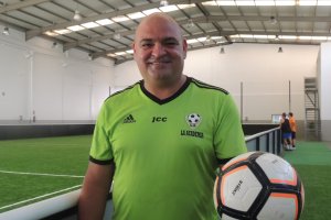 Cintas posa para LA VOZ con un balón en La Academia de Fútbol Indoor.