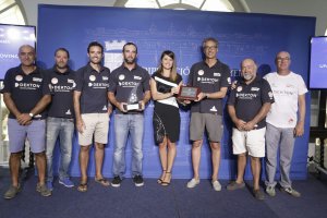 La diputada, Ángeles Martínez, con la tripulación.