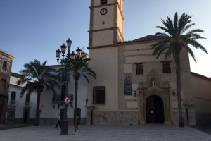 Aspecto del acceso a la iglesia, frente a la plaza mayor, con la nueva plazoleta.