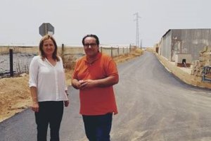 Esperanza Pérez y Manuel Moreno en uno de los caminos.
