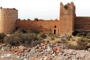 Estado de abandono tanto de la muralla perimetral de San Cristóbal como por los escombros.
