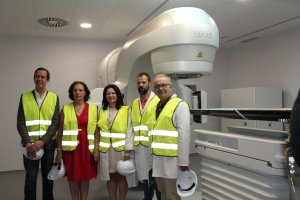 La delegada del Gobierno con el delegado de Igualdad, Salud y Políticas Sociales y el director gerente del Complejo Hospitalario Torrecárdenas.