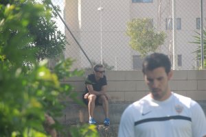 Corona siguiendo el entrenamiento este lunes.