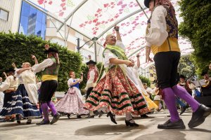 Actuación de un grupo de folclore durante el Certamen de Indumentaria Tradicional.
