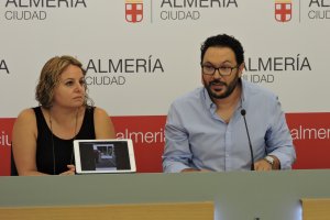 Los concejales del PSOE, Cristóbal Díaz y Carmen Núñez, en la comparecencia de prensa.