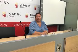 La concejala de IU, Amalia Román, durante su rueda de prensa.