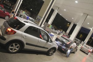 Unos vehículos repostan en una gasolinera de Almería capital.