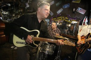 Diego Cruz durante una actuación en directo.