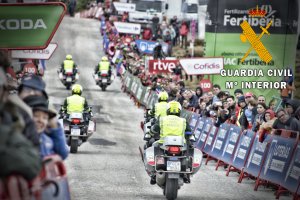 La Guardia Civil garantiza la circulación por las vías de la carrera .