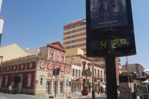 42 grados en el termómetro situado en Obispo Orberá